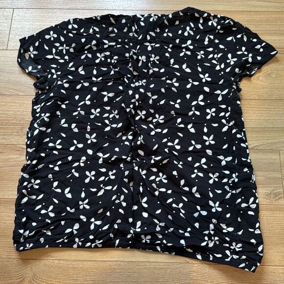Ann taylor loft black and white floral blouse size medium with zipper detailing - Picture 5 of 5
